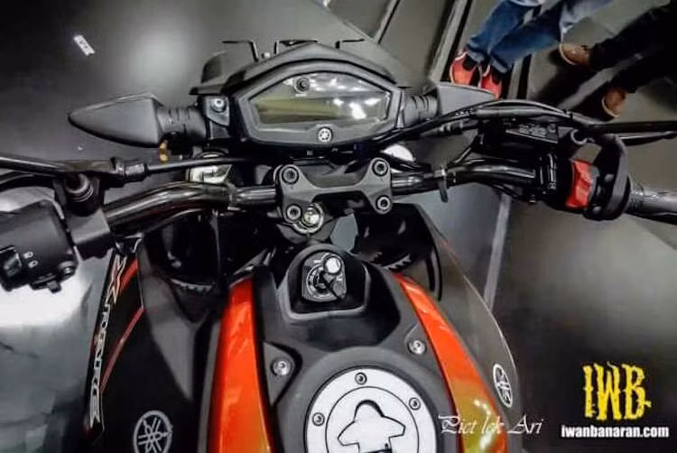 Cụm đồng hồ của xe là một màn hình hiển thị đa thông tin LCD duy nhất. Điểm đặc biệt của màn hình này đó là có nền đen và hiển thị chữ trắng, thay vì ngược lại như truyền thống. Bên dưới tay lái là ổ khóa từ - một chi tiết ít gặp trên xe côn tay với bình xăng ở phía trước, khung dạng backbone.