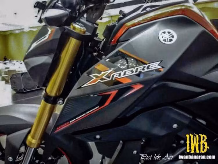 Chi tiết duy nhất giúp phân biệt Xabre với chiếc xe từ nước bạn Thái Lan M-Slaz là bộ tem của xe. Mặc dù vậy, chỉ có duy nhất tên gọi của hai chiếc xe được thay đổi, còn thiết kế tem vẫn được giữ nguyên.