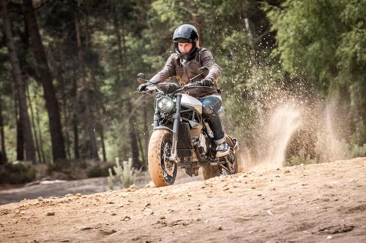 Không tự sản xuất được động cơ, tuy nhiên Viba đã lựa chọn một trong những động cơ tốt nhất trên thị trường cho chiếc xe của họ: cỗ máy 3 xi-lanh thẳng hàng DOHC 798 cc từ chiếc naked bike MV Agusta 800, với công suất tối đa 125 mã lực.