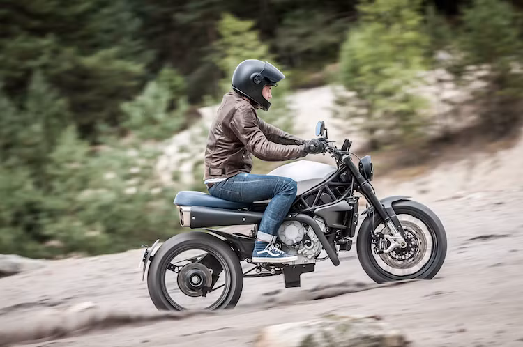 2 bánh xe đều sử dụng cặp vành nan Borrani 17 inch, kèm theo lốp gai Avon TrailRider với bề rộng trước/sau 120 và 180. Nhờ hàng loạt chi tiết bằng sợi carbon và nhôm, chiếc xe chỉ nặng tổng cộng 161 kg.