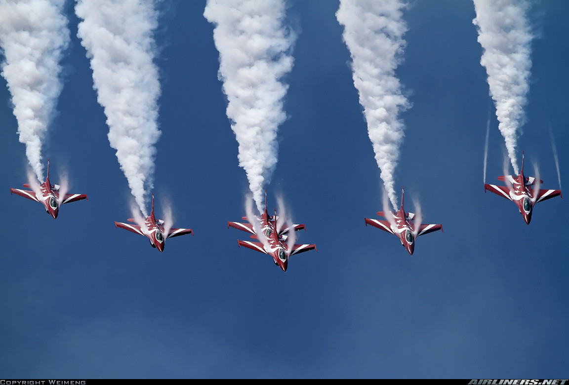 Phiên bản F-16C/D Block 52 mà Singapore mua của Mỹ là một trong những phiên bản cải tiến hiện đại nhất và được nhiều quốc gia có tiền ưa chuộng. Nó có những cải tiến đáng kể so với thế hệ A/B bằng việc tích hợp radar mới, công nghệ định vị tiên tiến và nhất là kho vũ khí thông minh biến F-16 không chỉ là một tiêm kích mà có thể hoạt động như máy bay cường kích. Nguồn ảnh: Airlines.net