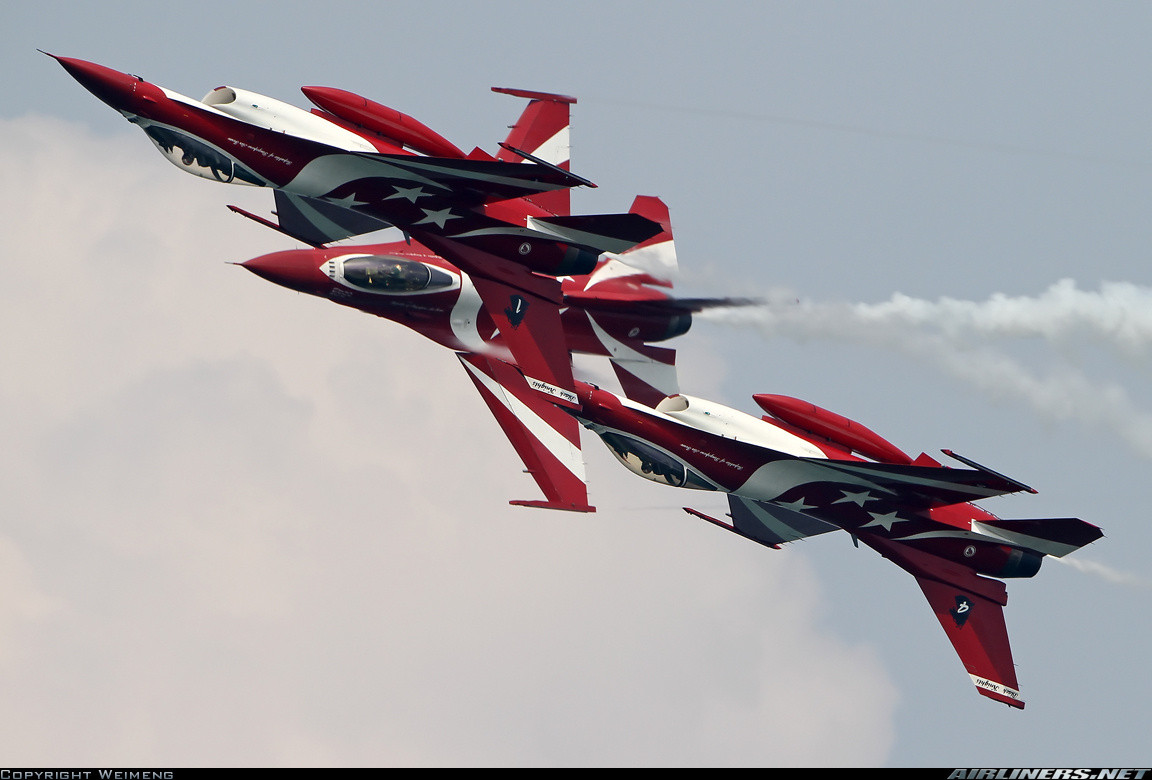 Điều đó cho thấy, số F-16C/D Block 52 của Không quân Singapore không phải cũ mà là còn mới, thậm chí rất mới. Lưu ý, nhiều quốc gia ở Đông Nam Á, châu Á còn đang phải đi mua các máy bay F-16 đã ra “nghĩa địa” để nâng cấp lên chuẩn hiện đại. Trong khi đó, Singapore đã muốn bỏ đi vì cho là “cũ”. Quả thật rất chịu chơi! Nguồn ảnh: Airlines.net