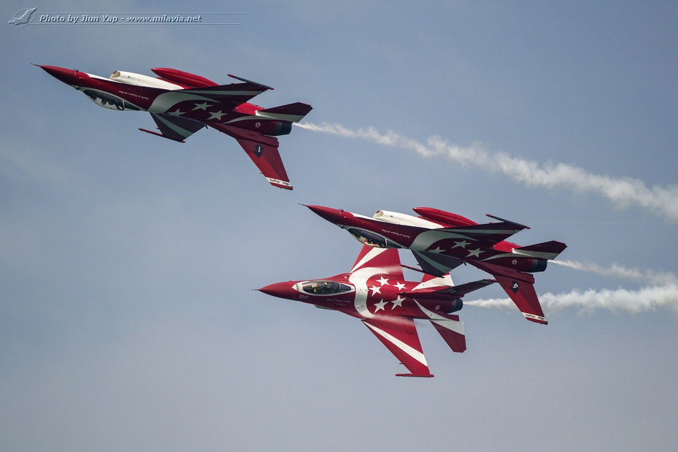 Tuy vậy, cũng có khả năng, đó là một kế hoạch chuẩn bị cho tương lai Không quân Singapore. Họ tìm sớm một phương án thay thế F-16 khi số máy bay này thực sự hết hạn trong giai đoạn 2030-2040. Và cần một khoảng thời gian ít nhất 10 năm chuẩn bị phi công, cơ sở vật chất để sử dụng một loại máy bay mới. Dẫu sao, thông tin Singapore muốn thay thế F-16 khiến giới chuyên gia quân sự không khỏi “sốc”. Nguồn ảnh: Airlines.net