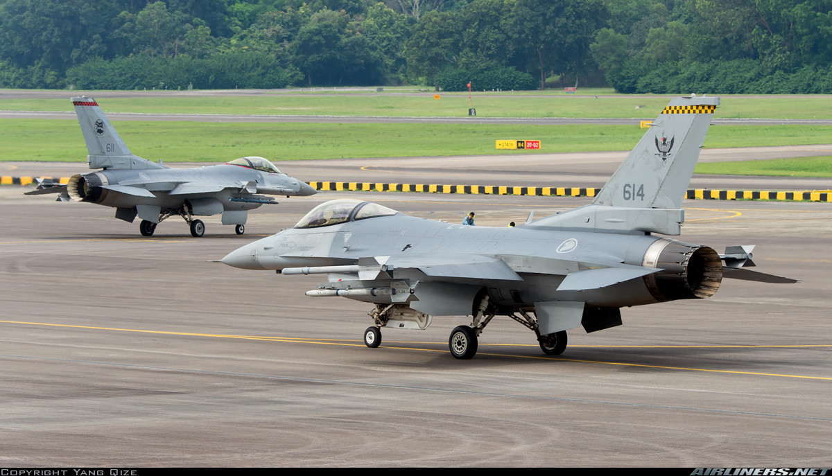 Tuy tuyên bố rằng số F-16 này “đã cũ”, thế nhưng lục lại hồ sơ của các máy bay chiến đấu Falcon trong Không quân Singapore, người ta không khỏi giật mình. Năm 1993, Singapore bắt đầu nhen nhóm kế hoạch mua các máy bay tiêm kích F-16C/D Block 52. Thời điểm đó, đây là phiên bản mới và hiện đại nhất của dòng máy bay F-16. Nguồn ảnh: Airlines.net