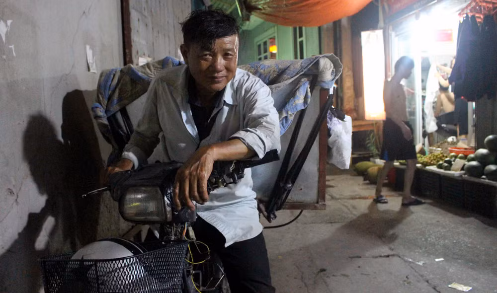 Chuyến giao đá muộn vào lúc 10 giờ tối của anh Phụng.