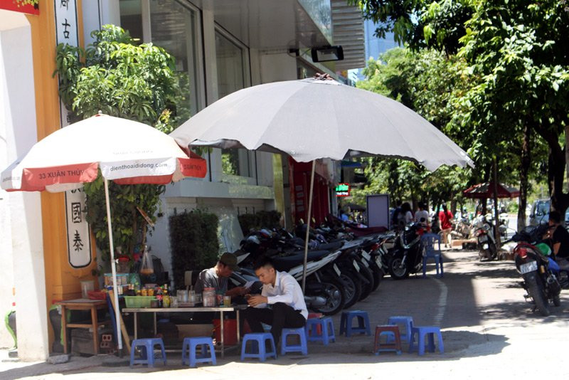 Trung bình mỗi quán nước ven đường tiêu thụ 3-5 túi đá lớn/ngày.