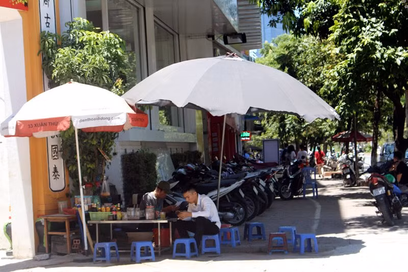 Trung bình mỗi quán nước ven đường tiêu thụ 3-5 túi đá lớn/ngày.