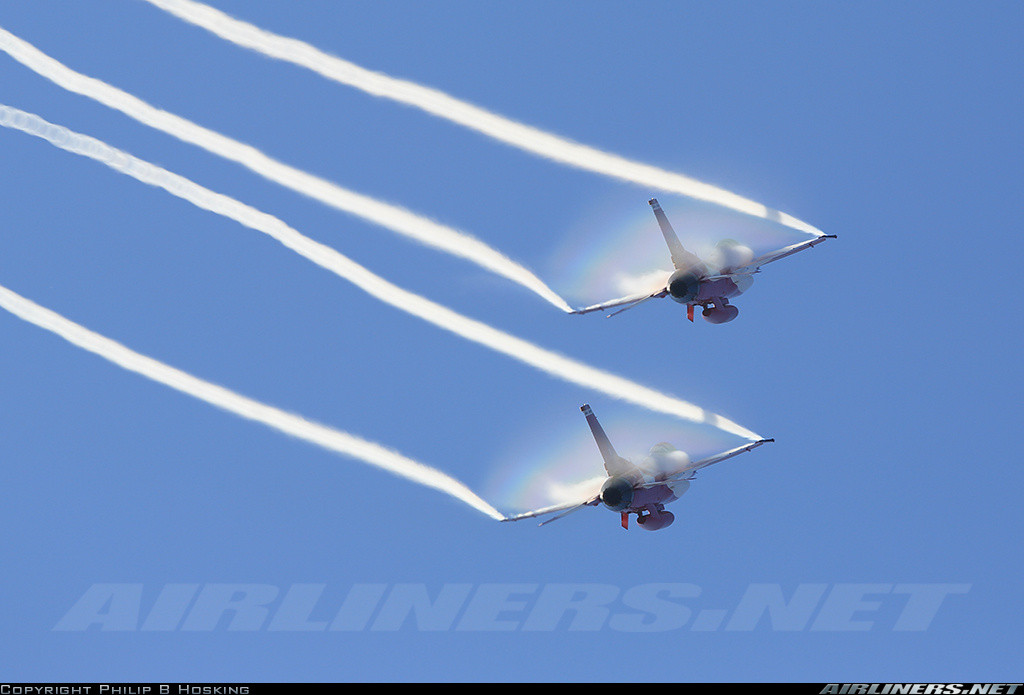 Phiên bản F-16C/D Block 52 của Singapore trang bị động cơ phản lực turbofan F100-PW-229 cho phép bay với tốc độ tối đa tới Mach 2 (2.120km/h), bán kính tác chiến 550km, trần bay 15.000m, vận tốc leo cao 254m/s. Tính cơ động của F-16C/D được đánh giá cao, ngang ngửa với nhiều loại máy bay tiêm kích thế hệ 4,5 thậm chí là 5. Nguồn ảnh: Airlines.net