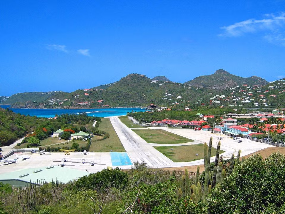 10. Sân bay Gustaf III, St. Barths, Caribbe. Sân bay Gustaf III, tại đảo St. Barths có đường băng chỉ dài 640m và kết thúc trên bãi biển đầy du khách.