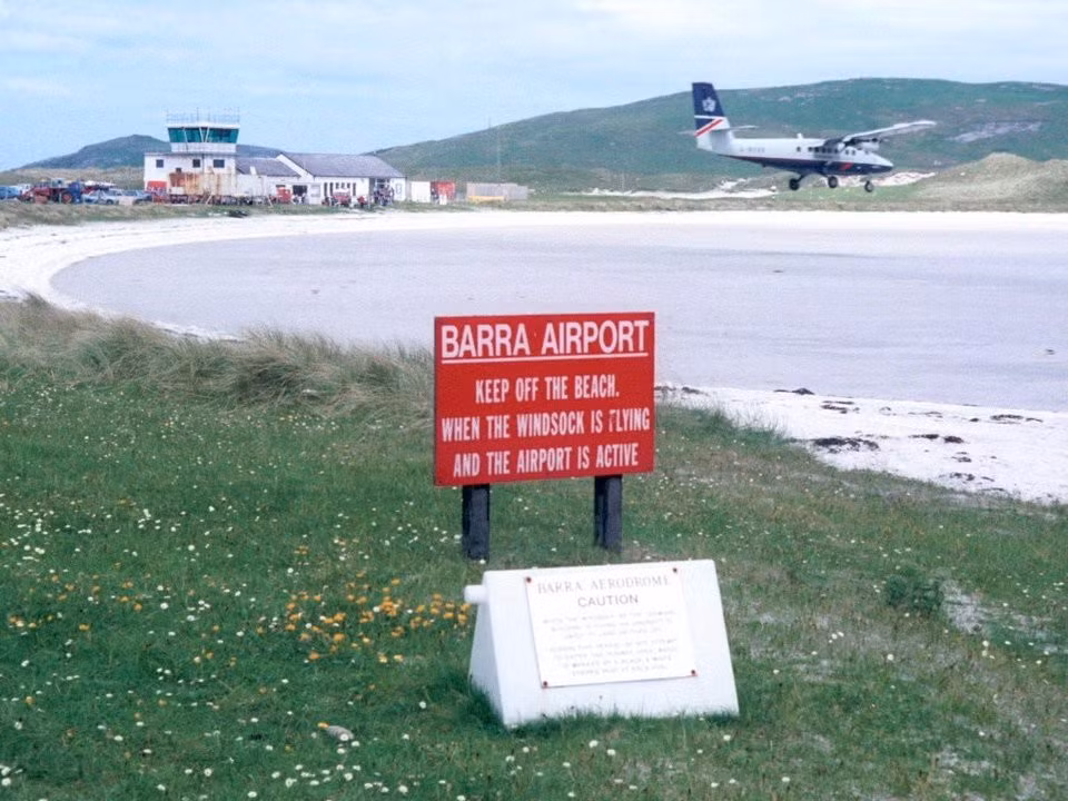 4. Sân bay Barra, Eoligarry, Scotland. Tới sân bay Barra tại Scotland, ngoài việc phải hạ cánh xuống bãi biển đầy cát, máy bay còn phải bay theo thời gian của thủy triều. "Đường băng" của sân bay sẽ hoàn toàn biến mất khi thủy triều lên.