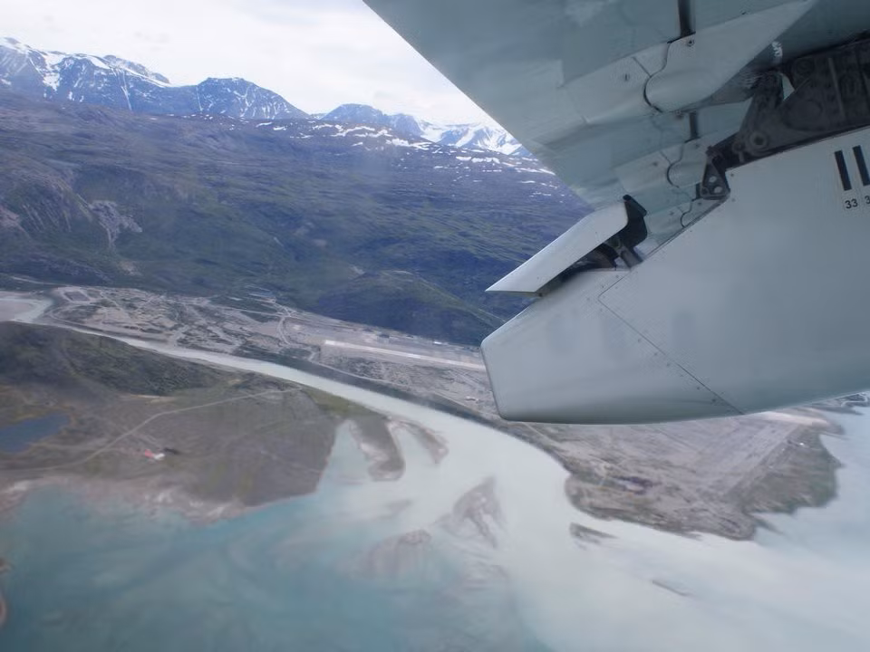 6. Sân bay Narsaruaq Airport, Narsarsuaq, Greenland. Bao quanh bởi các vịnh hẹp, sân bay Narsaruaq của Greenland là thách thức lớn với phi công khi thường xuyên có gió mạnh và chỉ được cất-hạ cánh vào ban ngày. Phi công cũng phải bẻ lái 90 độ để rẽ vào đường băng - điều khó thực hiện trong điều kiện gió to.