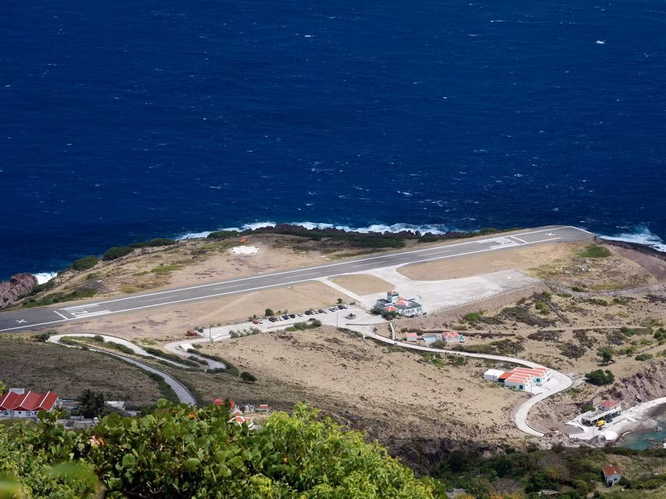 5. Sân bay Juancho E. Yrausquin , Zion's Hill, đảo Saba, Hà Lan. Không chỉ phải đối phó với những dãy núi gió lồng lộng quanh sân bay Juancho E. Yrausquin, phi công còn phải đủ tỉnh táo để hạ cánh xuống đường băng chỉ dài 400m với đầu cuối là biển ở đây.