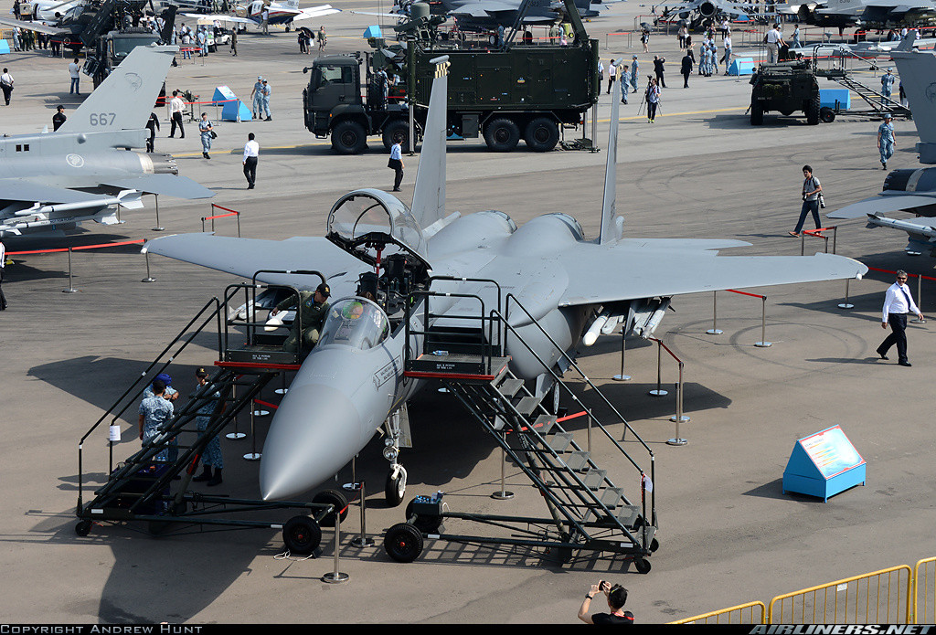 Hiện nay, F-16C/D Block 52 Falcon là một trong 2 chiến đấu cơ "xương sống" của Singapore. Loại còn lại là F-15SG (số lượng 40 chiếc) - mẫu tiêm kích hạng nặng tối tân hàng đầu thế giới hiện nay. Ở khu vực Đông Nam Á, “đảo quốc Sư tử” là nơi duy nhất được Mỹ ưu ái cho mua F-15. Nguồn ảnh: Airlines.net