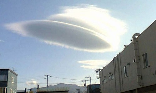 Sửng sốt đám mây hình UFO trên bầu trời Scotland Sung sot dam may hinh UFO tren bau troi Scotland