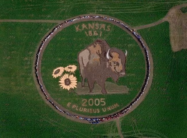 Hay biểu tượng trên đồng tiền của tiểu bang Kansas – quê hương của ông.