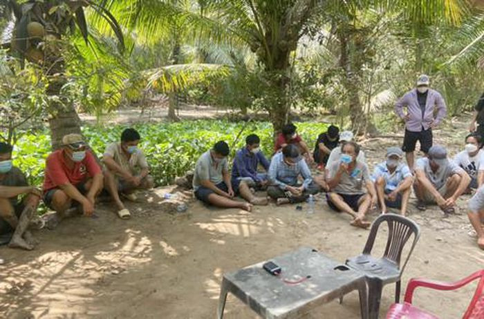  Bao vây tụ điểm đá gà, bắt giữ 31 đối tượng, tạm giữ hơn 300 triệu: Chiều 4/3, Công an tỉnh Bến Tre và Công an huyện Mỏ Cày Nam triệt phá tụ điểm đá gà tại ấp An Bình, xã An Thạnh. 31 đối tượng đã bị khống chế, bắt giữ. Tại hiện trường, Công an tạm giữ: 7 con gà, 21 ĐTDĐ, 29 xe máy và số tiền hơn 308 triệu đồng cùng tang vật có liên quan.