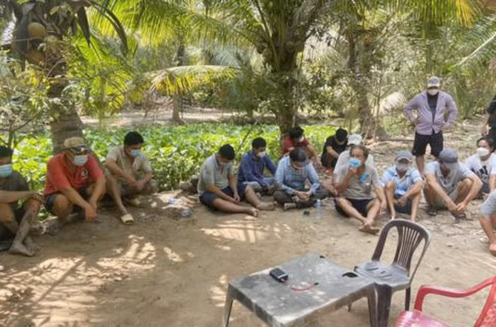  Bao vây tụ điểm đá gà, bắt giữ 31 đối tượng, tạm giữ hơn 300 triệu: Chiều 4/3, Công an tỉnh Bến Tre và Công an huyện Mỏ Cày Nam triệt phá tụ điểm đá gà tại ấp An Bình, xã An Thạnh. 31 đối tượng đã bị khống chế, bắt giữ. Tại hiện trường, Công an tạm giữ: 7 con gà, 21 ĐTDĐ, 29 xe máy và số tiền hơn 308 triệu đồng cùng tang vật có liên quan.