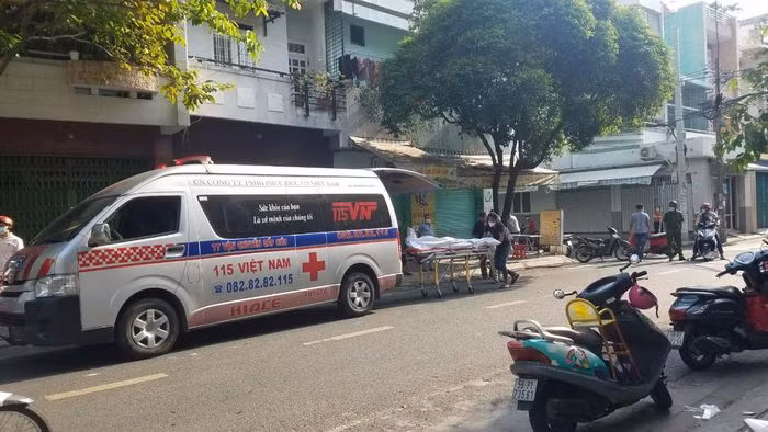  Người đàn ông rơi tầng cao tử vong: Sáng 4/3, người dân sinh sống ở góc đường Bàu Cát 2 - Trần Mai Ninh, phường 12, quận Tân Bình, TP HCM nghe tiếng động mạnh phát ra. Mọi người chạy ra thì phát hiện thi thể 1 người đàn ông (SN 1986) nằm tử vong. Chủ căn nhà nơi xảy vụ việc cho biết, nạn nhân cùng vợ mới tới thuê tầng 1 của căn nhà được vài ngày.