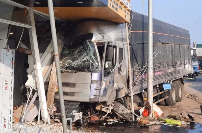  Xe tải lao vào nhà dân khiến nữ công nhân thiệt mạng: Sáng 4/3, tại huyện Hải Lăng, tỉnh Quảng Trị, ô tô tải do anh Đỗ Quang L. (29 tuổi, ở Quảng Nam) điều khiển ô tô bất ngờ đâm vào giải phân cách rồi tiếp tục lao qua phía bên đường, lao lên lề đường đâm vào một cửa hiệu di động trước và cửa hiệu tóc trước nhà dân và làm sập một phần nhà. Vụ tai nạn khiến bà Đ.T.M (56 tuổi) tử vong. Được biết, bà M. là công nhân may.