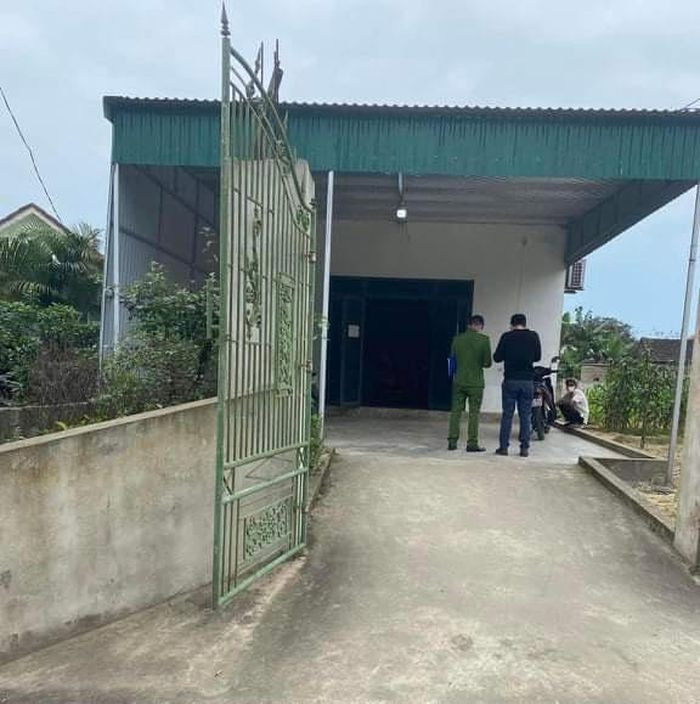  Bất ngờ bị đâm chết khi đang ngồi chơi: Trưa 4/3, đang ngồi chơi tại quán internet, Trương Ngọc Tuấn (20 tuổi, trú huyện Nghi Xuân, Hà Tĩnh) bất ngờ bị Nguyễn Văn Phong (17 tuổi, trú cùng địa phương) xông tới cầm dao đâm xuyên cổ, tử vong. Công an huyện Nghi Xuân cho hay, nguyên nhân ban đầu được xác định giữa Phong và Tuấn có mâu thuẫn trước đó.