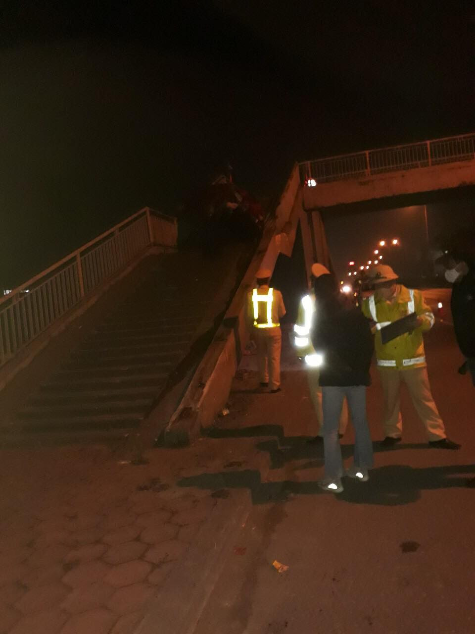 Hưng Yên: Ô tô lao lên cầu vượt dành cho người đi bộ Hung Yen: O to lao len cau vuot danh cho nguoi di bo