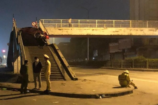Hiện vụ ô tô lao lên cầu vượt dành cho người đi bộ, một người chết đang được cơ quan chức năng điều tra, làm rõ.