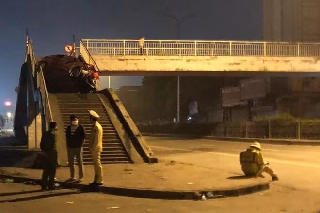 Hiện vụ ô tô lao lên cầu vượt dành cho người đi bộ, một người chết đang được cơ quan chức năng điều tra, làm rõ.
