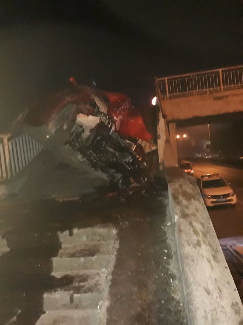 Theo Chi cục quản lý đường bộ I.6, vụ việc khiến một người tử vong và 2 người bị thương được đưa đi cấp cứu. Hình ảnh từ hiện trường cho thấy đầu xe biến dạng. Tại vị trí dưới chân lên cầu vượt đi bộ có vỉa hè lát gạch cao 15 cm so mặt đường quốc lộ 5. Khoảng 12 m can cầu hư hỏng. 