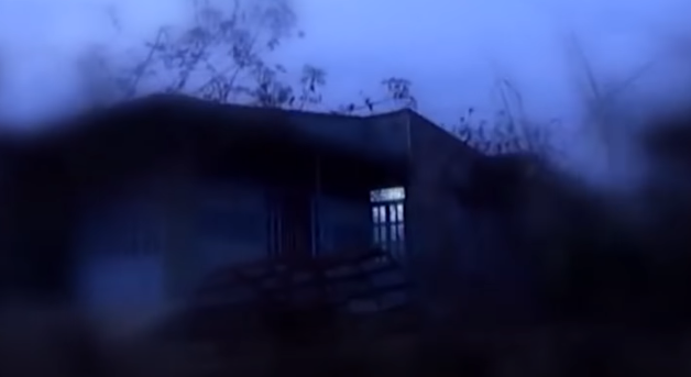 Biết anh Bình, con trai bà Kim thường xuyên đi làm ăn xa, một tuần chỉ về nhà 2 ngày nên tối 8/8/2013, Thiều đi xe đạp đến nhà bà Kim. Lúc này thấy bà Kim đang ngồi xem tivi một mình, Thiều dựng xe trước nhà rồi vòng ra sau lẻn vào phòng ngủ của anh Bình nằm ngủ.