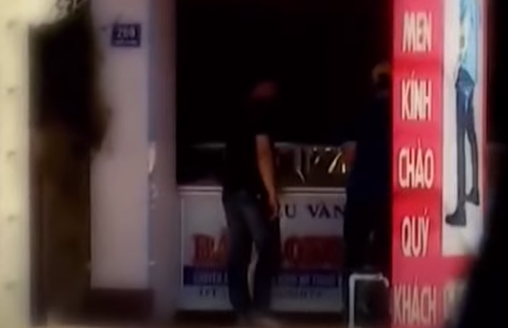 Cũng thời điểm này, lực lượng chức năng nhận được một nguồn tin từ tiệm vàng Phi Hùng ở chợ Nam Dong cho biết: Vừa có một người đàn ông khoảng hơn 40 tuổi, mang 2 chiếc bông tai và sợi dây chuyền đến bán tại đây. Xác định đây có thể là hung thủ sát hại bà Kim nên cơ quan chức năng đã khẩn trương đến tiệm vàng nắm thông tin về nhân dạng đối tượng cũng như kiểm tra số vàng đối tượng đã bán.