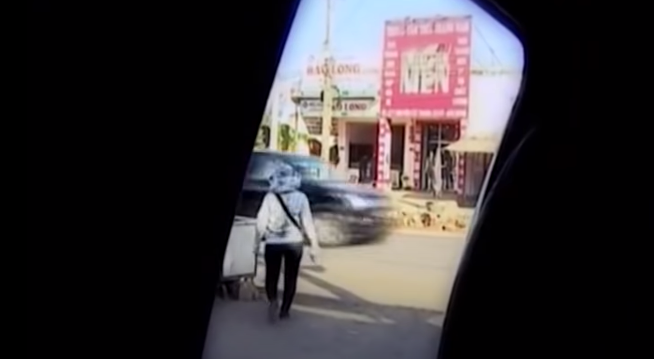 Qua kiểm tra, xác định 2 chiếc bông tai và sợi dây chuyền chính là của bà Kim và theo chủ tiệm vàng mô tả thì người bán vàng có nhiều đặc điểm giống với Thiều – kẻ tình nghi số một. Bằng các biện pháp nghiệp vụ, Công an xác định được Thiều đang có mặt tại nhà một người quen ở TP \HCM. Lập tức một mũi công tác liền tức tốc lên đường về TPHCM.