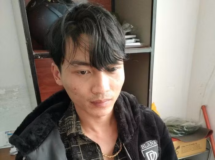  Trộm 250 triệu đồng của người dì đi hát karaoke: Lợi dụng sơ hở của dì là bà L.T.M.T (39 tuổi, ngụ quận Thanh Khê, Đà Nẵng) Nguyễn Ngọc Hoàng Giang (24 tuổi, ngụ TP Huế, Thừa Thiên - Huế) đã trộm 250 triệu đồng sau đó đi vào các quán karaoke hát hò, boa đậm cho các nữ tiếp viên. Ngày 2/3, Công an quận Thanh Khê cho biết đã bắt tạm giam Giang để điều tra về tội trộm cắp tài sản. 