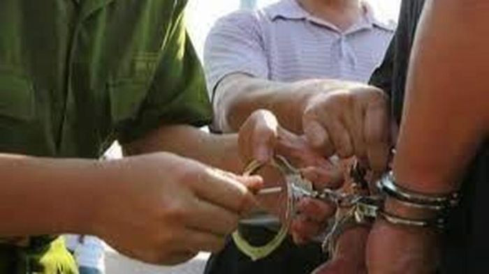  Sát hại chủ nợ rồi mang ra nghĩa địa phi tang: Do mâu thuẫn trong giải quyết nợ nần, Đinh Công Nhật (SN 1986, ở huyện Phù Mỹ, Bình Định) đã giết chủ nợ là ông ông P.V.D (người huyện Phù Cát) rồi kéo xác chôn ở một nghĩa địa gần nhà trên địa bàn xã Mỹ Cát, huyện Phù Mỹ. Ngày 2/3, Công an tỉnh Bình Định cho biết đã khởi tố bị can đối với Nhật. (Ảnh minh hoạ)