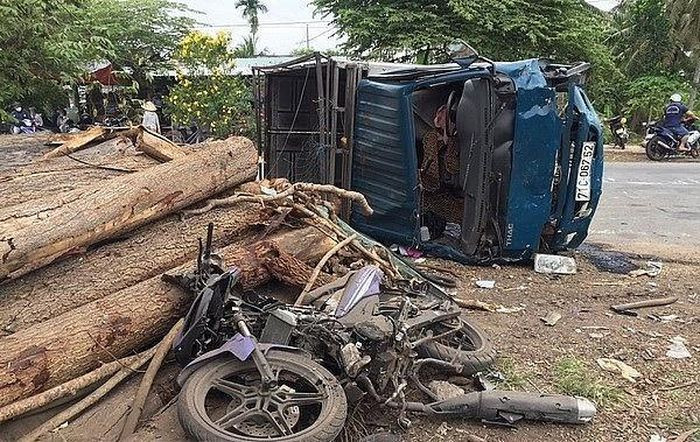  Va chạm với xe tải, 2 người đàn ông đi xe máy tử vong: Sáng 2/3, tại xã Phong Nẫm, huyện Giồng Trôm, tỉnh Bến Tre, anh Bùi Minh Luân (SN 1987, ở huyện Châu Thành) xảy ra va chạm với xe máy do anh Phạm Công Lý Hùng (SN 1988, trú huyện Mỏ Cày Nam) điều khiển và xe máy do ông Trần Văn Nghiêm (SN 1954, trú huyện Giồng Trôm) điều khiển, lưu thông theo hướng ngược lại. Hậu quả vụ tai nạn khiến ông Nghiêm và anh Hùng tử vong. 