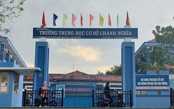  Nữ học sinh lớp 9 bị mẹ bạn đánh nhập viện: Một nữ sinh lớp 9 tại trường THCS Chánh Nghĩa thuộc phường Chánh Nghĩa, TP Thủ Dầu Một, tỉnh Bình Dương cùng cô giáo giải quyết mâu thuẫn cho 2 nam sinh cùng lớp. Trong quá trình này, nữ sinh bị mẹ của 1 trong 2 bạn nam lao vào hành hung gây thương tích phải nhập viện. Ngày 1/3, Công an phường Chánh Nghĩa cho biết đang điều tra, làm rõ. 