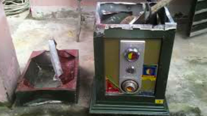  Phá két sắt hàng xóm, trộm tài sản: Lợi dụng hàng xóm đi vắng, Nguyễn Văn Bắc (SN 1994, trú huyện Vĩnh Tường, Vĩnh Phúc) đột nhập vào nhà dân, phá két lấy 170 triệu đồng của gia chủ. Ngày 2/3, Công an huyện Vĩnh Tường cho biết đã khởi tố bị can, bắt tạm giam Bắc về tội “Trộm cắp tài sản”. 