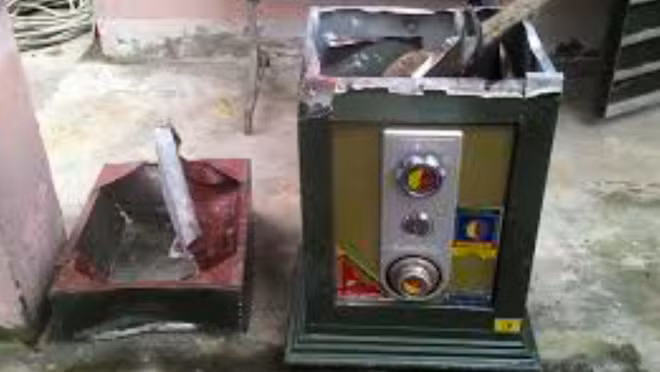  Phá két sắt hàng xóm, trộm tài sản: Lợi dụng hàng xóm đi vắng, Nguyễn Văn Bắc (SN 1994, trú huyện Vĩnh Tường, Vĩnh Phúc) đột nhập vào nhà dân, phá két lấy 170 triệu đồng của gia chủ. Ngày 2/3, Công an huyện Vĩnh Tường cho biết đã khởi tố bị can, bắt tạm giam Bắc về tội “Trộm cắp tài sản”. 