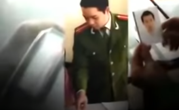 Kết quả xác minh, Mạnh, Tùng, Thái đều vắng mặt ở địa phương. Đối tượng Nên khai nhận, cách đây một tháng, Nên cùng với Mạnh, Tùng, Trọng thuê trọ tại thị xã Chí Linh (Hải Dương) để đi đánh bạc. Tại đây, chủ nhà trọ yêu cầu các đối tượng phải photo chứng minh thư để đăng ký tạm trú nên Trọng, Tùng đã đưa chứng minh thư của mình cho Nên đi photo đưa cho chủ nhà. Tiến hành cho Nên nhận dạng chiếc áo khoác, thanh niên này xác định chiếc áo trên là của Vũ Kim Mạnh.