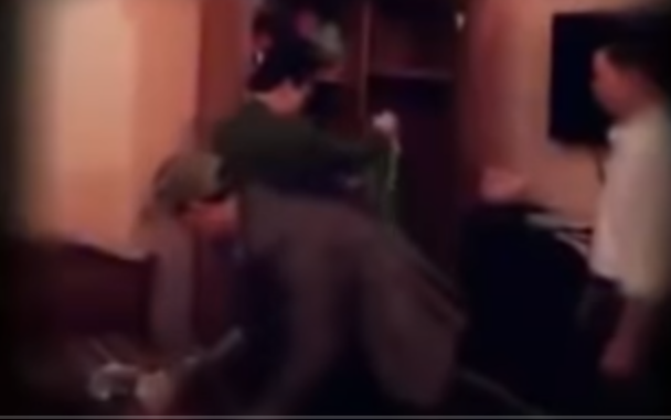 Tại phòng 402, Công an phát hiện có một vỏ bao thuốc lá Thăng Long màu vàng, ở vị trí đầu giường phía trong có một tờ giấy A4 nhàu, một mặt phô tô chứng minh nhân dân mang tên Vũ Kim Trọng (SN 1987, quê xã Nhân Quyền, huyện Bình Giang); mặt ga phía trong cuối giường có vết dính bụi bẩn dạng vết giầy. Kiểm tra tài sản của gia đình nạn nhân xác định chị Minh mất 1 sợi dây chuyền bằng vàng tây trị giá 20 triệu đồng.