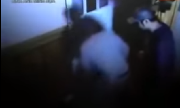 Phát hiện nạn nhân đã chết, Thái xông vào giật đứt sợi dây chuyền chị Minh đang đeo trên cổ, đút vào túi quần. Sau khi gây án 2 đối tượng rời nhà nghỉ bỏ trốn nhưng đi được một đoạn thì Thái phát hiện quên điện thoại trên phòng 402 nên quay lại nhà nghỉ để lấy. Sau đó, chúng đi taxi đến thị xã Chí Linh nghỉ ngơi.