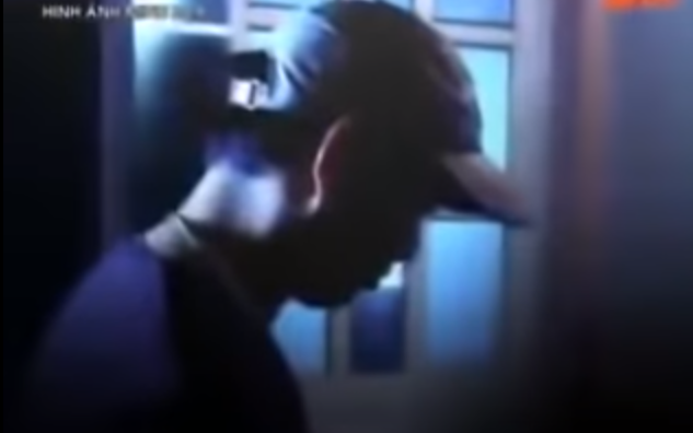 Đêm ngày 21/1/2014, Mạnh đã 2 lần đi xuống thăm dò tình hình nhưng không hành động được nên chúng tiếp tục thuê trọ đến 18h ngày 22/1/2014. Vào thời điểm này, Mạnh phát hiện chỉ có một mình chị Minh ở nhà nên quay lên phòng bảo Thái hành động. Mạnh đi trước, đến phòng ngủ túm tóc chị Minh, dí dao đe dọa nhưng nạn nhân chống đối, kêu cứu. Mạnh như cón thú, cầm dao đâm liên tiếp vào vùng ngực, bụng, cổ tay chị Minh khiến nạn nhân tử vong ngay tại chỗ.