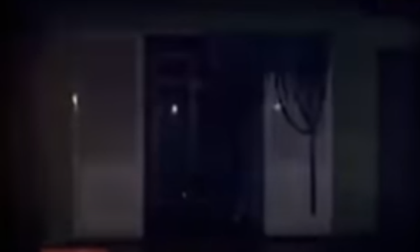 Vào quãng thời gian trên, một số hàng xóm phát hiện nhà nghỉ tắt đèn nhưng cửa mở toang nên vào nhà để kiểm tra thì phát hiện chị Minh tử vong tại phòng ngủ ở tầng 1 với nhiều vết thương. Nhận được tin báo, Công an tỉnh Hải Dương nhanh chóng có mặt, phong toả hiện trường, khám nghiệm tử thi.