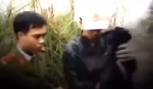 Mở rộng hiện trường, điều tra theo hướng đi của 2 thanh niên trên, Công an phát hiện và thu giữ 1 chiếc áo khoác màu xanh, trên áo có dính dấu vết máu ở bụi cây gần đường quốc lộ 20 ra ngã ba Phủ. Lần theo hướng quốc lộ 20 từ hiện trường về huyện Thanh Miện (Hải Dương), lực lượng đánh án được quần chúng cung cấp vào khoảng thời gian trên có 2 thanh niên trẻ đi bộ trên đường 20 đến ngã ba Phủ, thuê một xe taxi chở đi hướng thị trấn Lai Cách, Cẩm Giàng (Hải Dương).