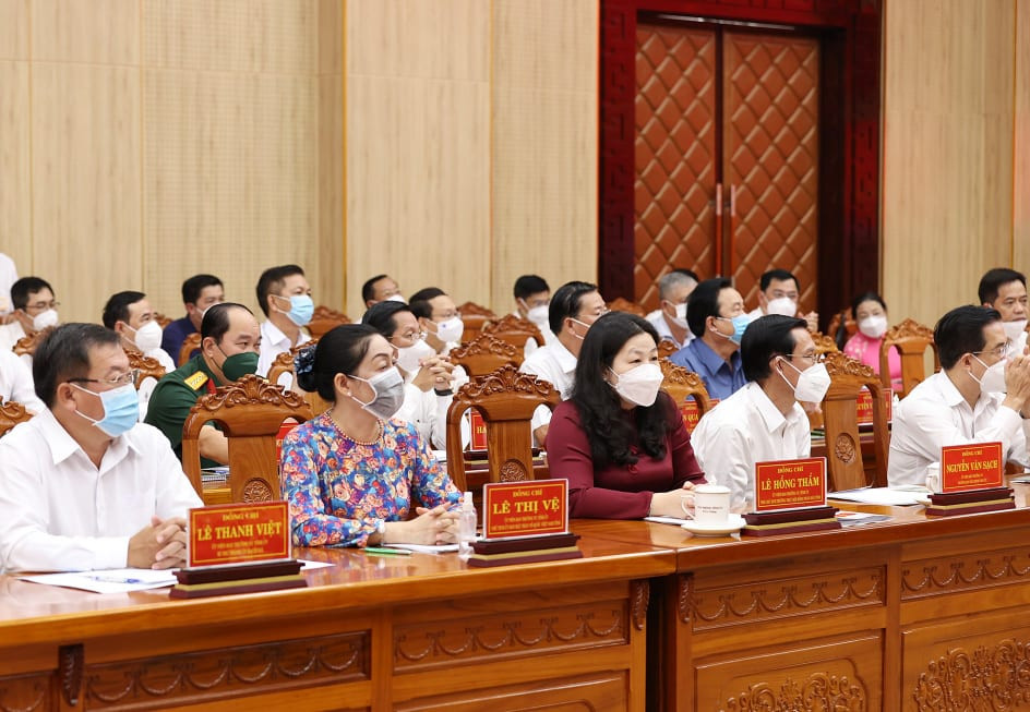 Tận dụng hiệu quả mọi tiềm năng, lợi thế, cơ hội phát triển của tỉnh với tinh thần tự lực, tự cường; quyết tâm cao, nỗ lực lớn, hành động quyết liệt, biến thách thức thành cơ hội, khó khăn thành động lực. Đổi mới mô hình tăng trưởng, tạo bước chuyển căn bản phát triển kinh tế từ chiều rộng sang chiều sâu, dựa vào đổi mới sáng tạo, tăng năng suất, ứng dụng KHCN tiên tiến. (Ảnh: Báo Tin Tức) 