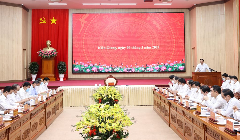 Tỉnh cần làm tốt công tác quy hoạch để tạo không gian phát triển mới, thúc đẩy phát triển toàn diện. Tiếp tục xây dựng và thực hiện tốt các cơ chế, chính sách thu hút và sử dụng có hiệu quả các nguồn lực cho đầu tư phát triển, tăng cường hợp tác công tư, nâng cao hiệu quả quản lý; đẩy mạnh giải ngân vốn đầu tư công. Địa phương cần chú trọng quản lý, phát triển đô thị, nhất là đô thị động lực; phát triển hạ tầng KTXH đồng bộ, hiện đại, nhất là hạ tầng giao thông đường bộ, tăng cường tính liên kết nội tỉnh và liên kết vùng. (Ảnh: Báo Tin Tức) 