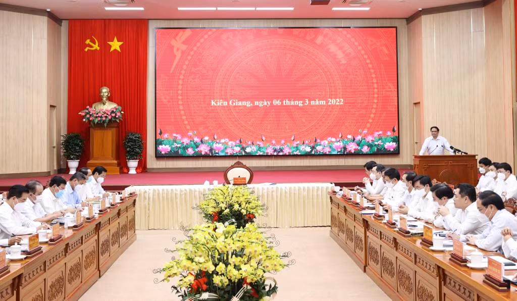 Tỉnh cần làm tốt công tác quy hoạch để tạo không gian phát triển mới, thúc đẩy phát triển toàn diện. Tiếp tục xây dựng và thực hiện tốt các cơ chế, chính sách thu hút và sử dụng có hiệu quả các nguồn lực cho đầu tư phát triển, tăng cường hợp tác công tư, nâng cao hiệu quả quản lý; đẩy mạnh giải ngân vốn đầu tư công. Địa phương cần chú trọng quản lý, phát triển đô thị, nhất là đô thị động lực; phát triển hạ tầng KTXH đồng bộ, hiện đại, nhất là hạ tầng giao thông đường bộ, tăng cường tính liên kết nội tỉnh và liên kết vùng. (Ảnh: Báo Tin Tức) 