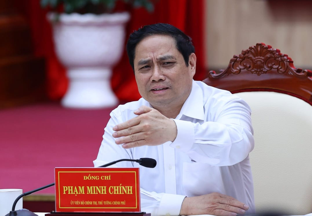 Về nhiệm vụ, giải pháp thời gian tới, Thủ tướng yêu cầu, quán triệt, triển khai thực hiện hiệu quả Nghị quyết Đại hội XIII của Đảng và Nghị quyết Đại hội Đảng bộ Tỉnh; vận dụng, thực hiện đúng đường lối của Đảng, chính sách pháp luật của Nhà nước và sự chỉ đạo điều hành của Chính phủ, Thủ tướng Chính phủ. Về phòng, chống COVID-19, Thủ tướng yêu cầu, thực hiện hiệu quả phương châm “Thích ứng an toàn, linh hoạt, kiểm soát hiệu quả dịch COVID-19”, tạo nền tảng phục hồi nhanh, phát triển bền vững KTXH. (Ảnh: Báo Tin Tức) 