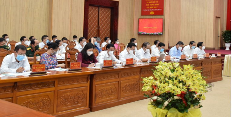 Thực hiện quyết liệt cải cách thủ tục hành chính hành chính, cải thiện môi trường đầu tư kinh doanh; không ngừng cải thiện các chỉ số về năng lực cạnh tranh, hiệu quả quản trị hành chính công, cải cách hành chính cấp tỉnh; đẩy mạnh dịch vụ công trực tuyến. Tăng cường đối thoại và giải quyết ngay những khó khăn, vướng mắc trong đầu tư, sản xuất kinh doanh cho doanh nghiệp. (Ảnh: VOV)