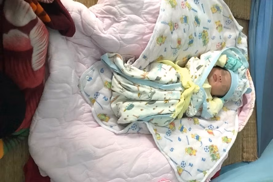  1 bé gái 3 ngày tuổi bị bỏ rơi: Ngày 1/3, UBND xã Nghi Vạn (huyện Nghi Lộc, Nghệ An) cho biết, người dân ở địa bàn vừa phát hiện một bé gái được bọc trong chiếc khăn tắm. Bên cạnh cháu bé còn có một giỏ đồ gồm bỉm, sữa. Bé gái này được khoảng 3 ngày tuổi, nặng 4kg, hoàn toàn khỏe mạnh. Hiện UBND xã Nghi Vạn đã phát đi thông báo tìm người thân của cháu bé.