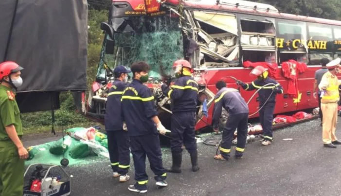  Xe khách đâm xe đầu kéo ở Phú Yên, 11 người thương vong: Sáng 1/3, tài xế N.V.C (43 tuổi, trú huyện Tuy Phước, Bình Định) chạy xe khách chở 24 hành khách khi đến đỉnh đèo Nại thuộc thị xã Sông cầu, Phú Yên đã đâm vào đuôi xe đầu kéo do tài xế N.V.B (trú thị xã Đông Hòa) đang chạy phía trước. Hậu quả vụ tai nạn khiến tài xế N.V.C chết tại chỗ, 10 hành khách trên xe bị thương.